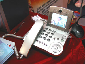 穿越時空的視訊 2003通訊展上的“V風”可視電話機